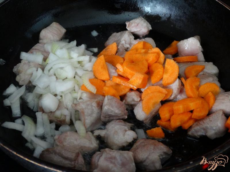 Фото приготовление рецепта: Айнтопф со свининой и брюссельской капустой шаг №2