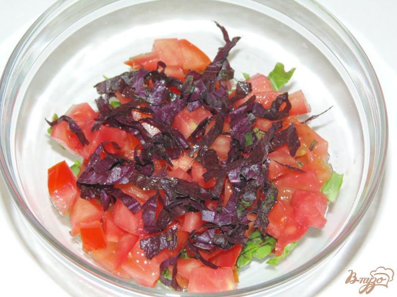 Фото приготовление рецепта: Салат из помидоров с плавленым сыром, мангольдом и базиликом шаг №3