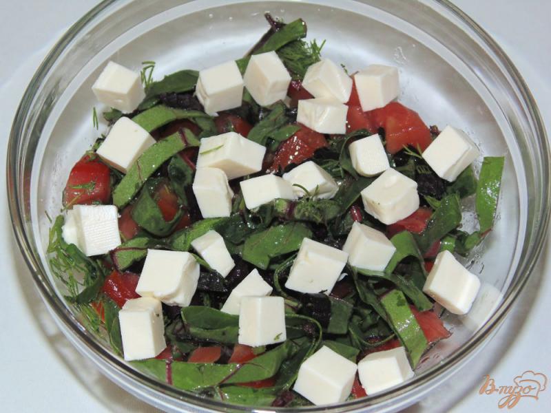 Фото приготовление рецепта: Салат из помидоров с плавленым сыром, мангольдом и базиликом шаг №5