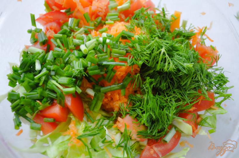 Фото приготовление рецепта: Овощной салат с молодой морковью и капустой шаг №4