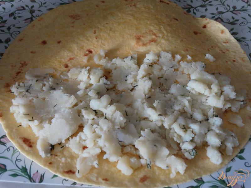 Фото приготовление рецепта: Кесадилья с картофелем и сыром шаг №3