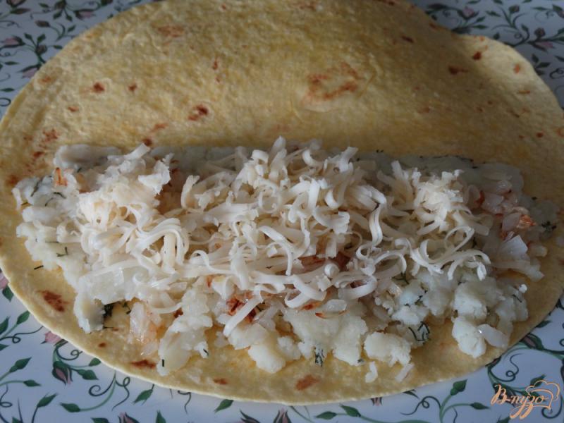 Фото приготовление рецепта: Кесадилья с картофелем и сыром шаг №5