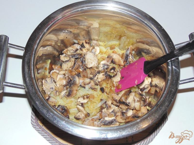 Фото приготовление рецепта: Булгур с шампиньонами в соевом соусе шаг №3