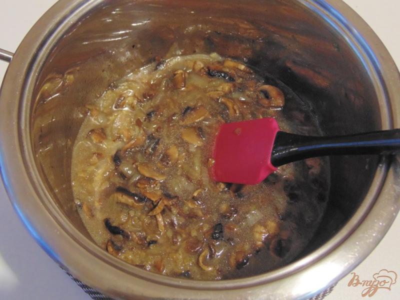 Фото приготовление рецепта: Булгур с шампиньонами в соевом соусе шаг №5