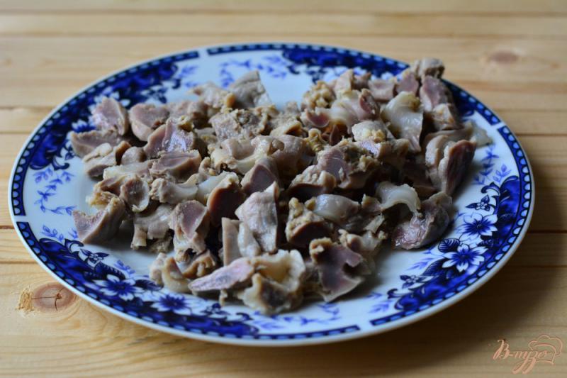 Фото приготовление рецепта: Салат с куриными желудочками шаг №2