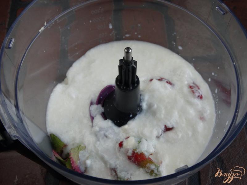 Фото приготовление рецепта: Кисломолочный коктейль с клубникой и мятой шаг №3