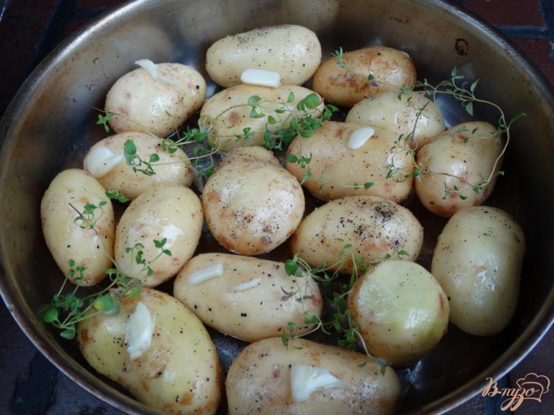 Фото приготовление рецепта: Молодой картофель запеченный с чесноком и тимьяном шаг №3