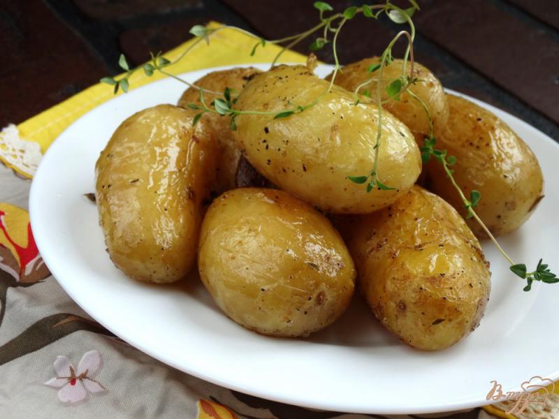 Фото приготовление рецепта: Молодой картофель запеченный с чесноком и тимьяном шаг №5