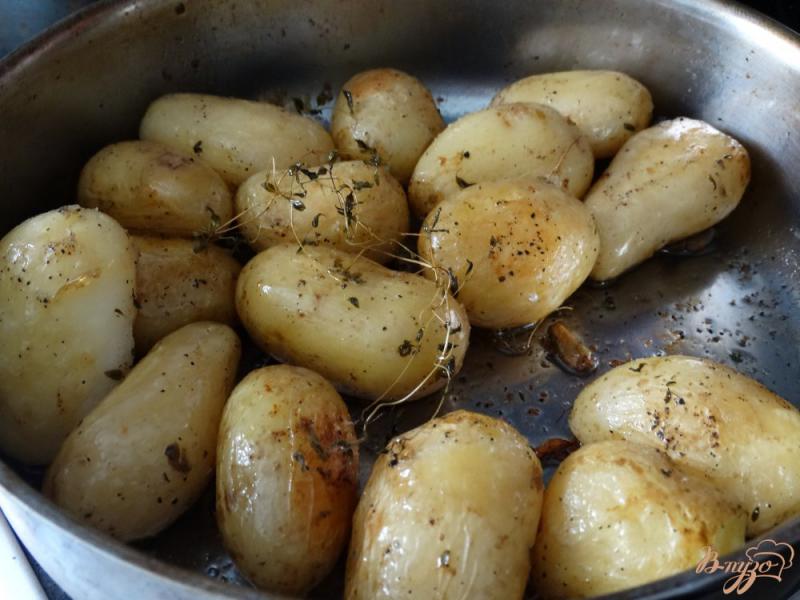 Фото приготовление рецепта: Молодой картофель запеченный с чесноком и тимьяном шаг №4