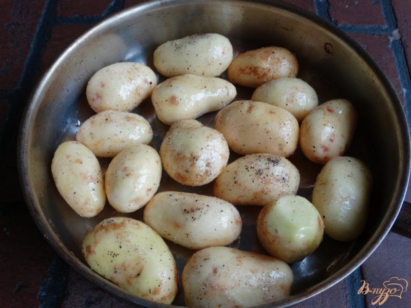Фото приготовление рецепта: Молодой картофель запеченный с чесноком и тимьяном шаг №2