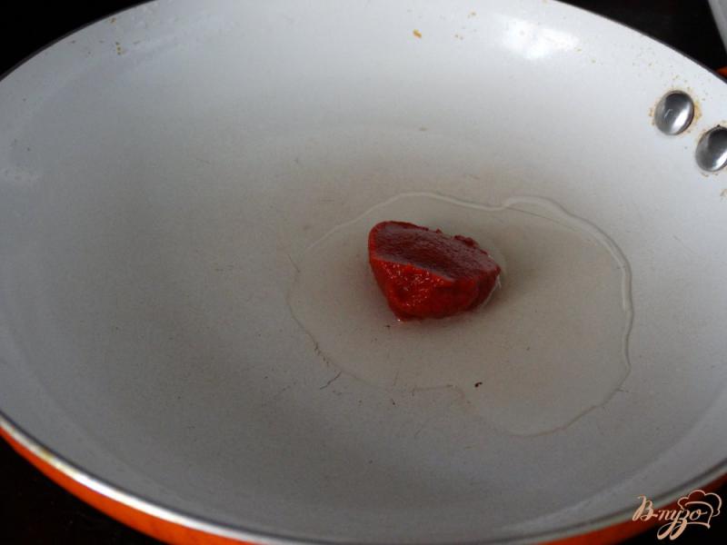 Фото приготовление рецепта: Нут в томатном соусе с яйцом шаг №1