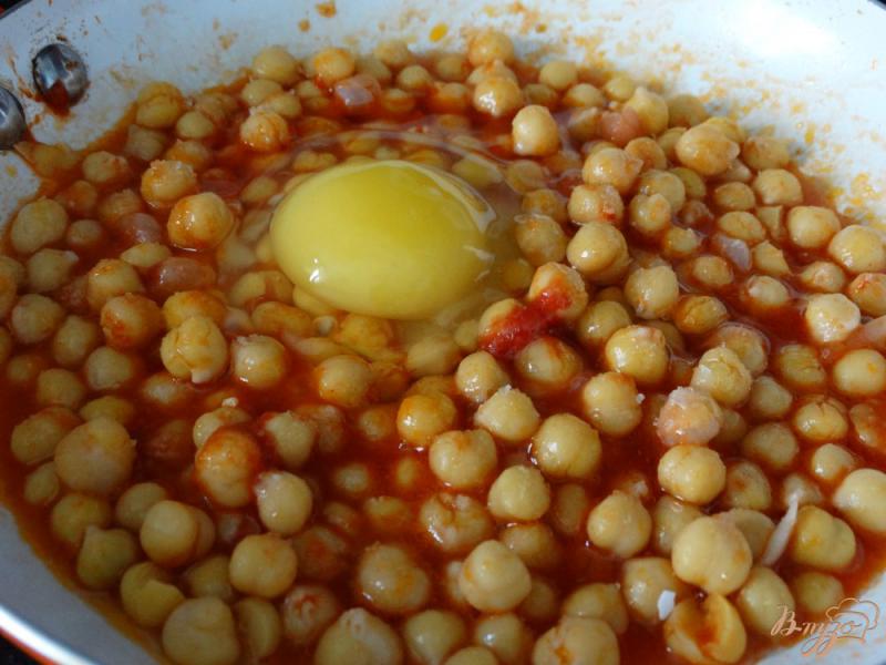 Фото приготовление рецепта: Нут в томатном соусе с яйцом шаг №4