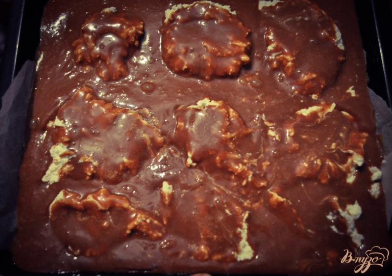 Фото приготовление рецепта: Творожный шоколадный пирог шаг №7