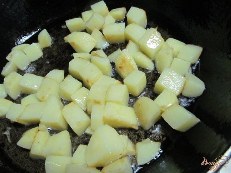 Фото приготовление рецепта: Жареный картофель с домашними колбасками шаг №3