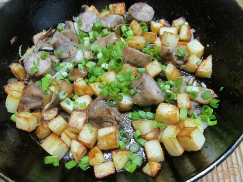 Фото приготовление рецепта: Жареный картофель с домашними колбасками шаг №7