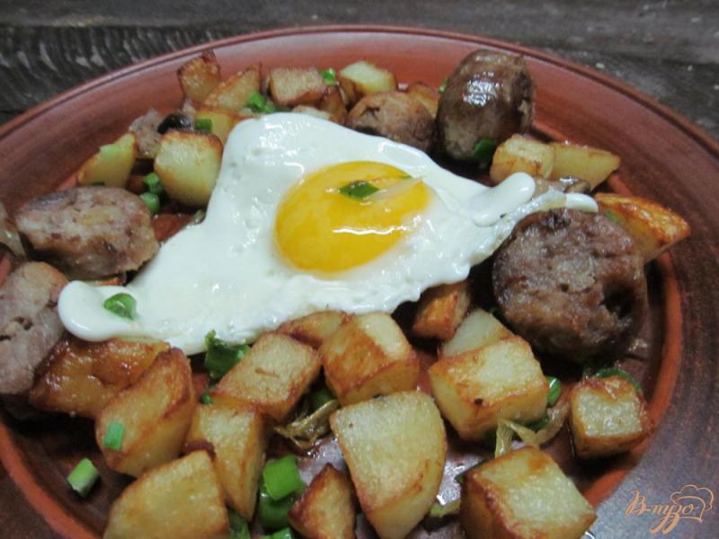 Фото приготовление рецепта: Жареный картофель с домашними колбасками шаг №8