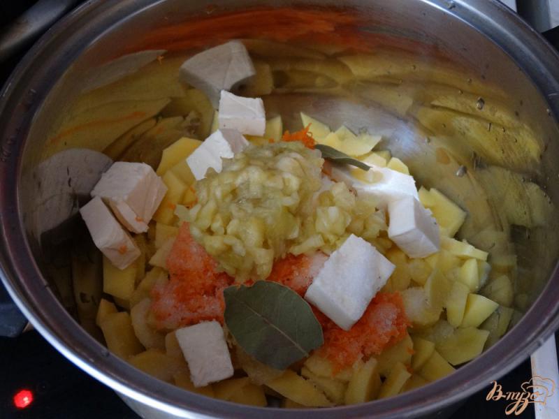Фото приготовление рецепта: Сырный суп с кабачком и макаронами шаг №3