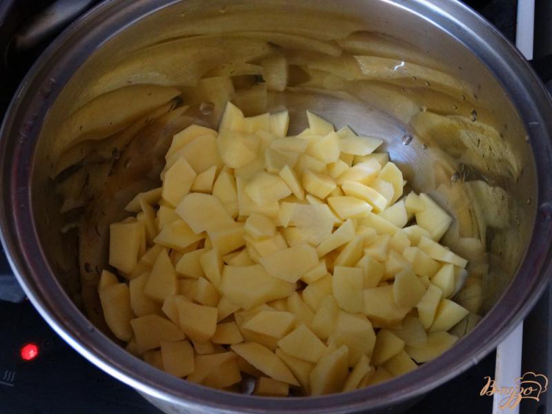 Фото приготовление рецепта: Сырный суп с кабачком и макаронами шаг №1