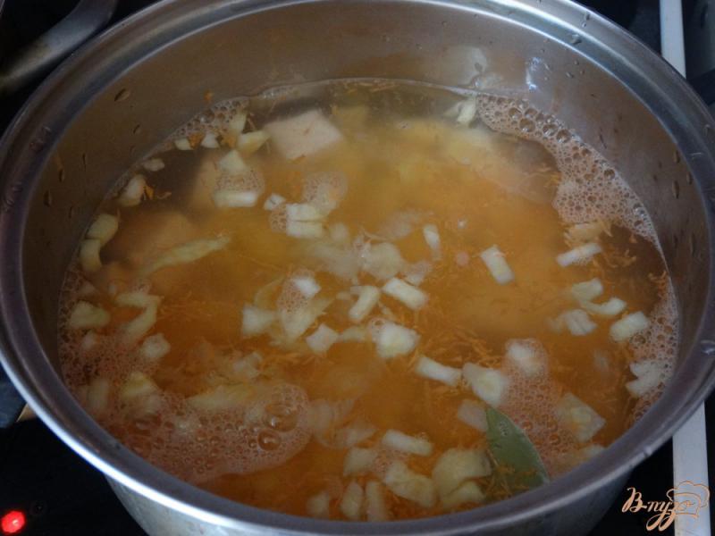 Фото приготовление рецепта: Сырный суп с кабачком и макаронами шаг №4