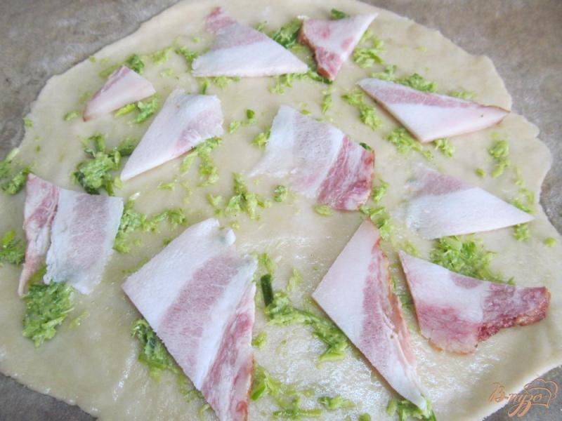 Фото приготовление рецепта: Чесночная пицца с помидором и беконом шаг №5