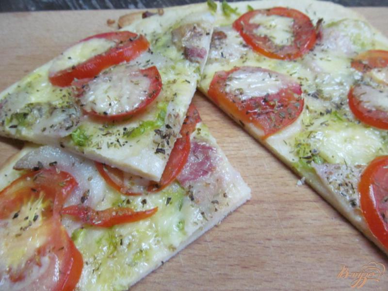 Фото приготовление рецепта: Чесночная пицца с помидором и беконом шаг №8