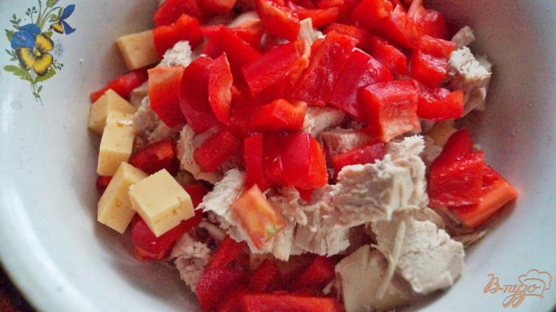 Фото приготовление рецепта: Салат с курицей и ананасами шаг №2