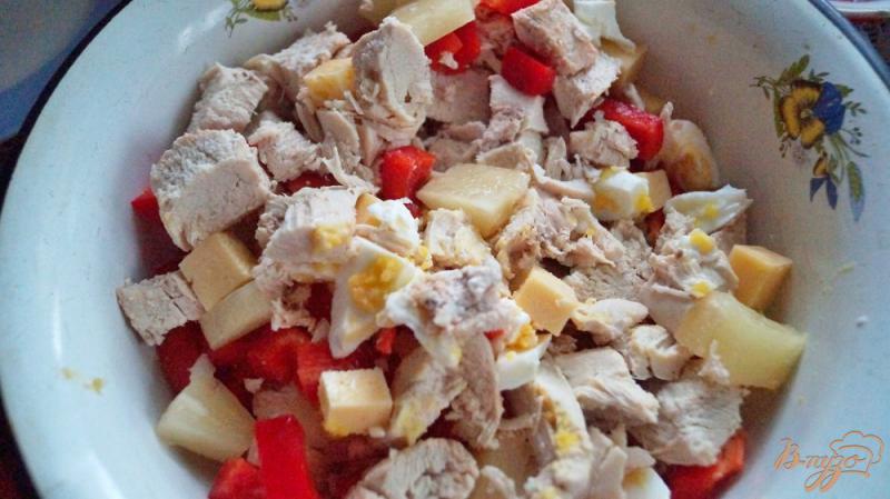 Фото приготовление рецепта: Салат с курицей и ананасами шаг №3