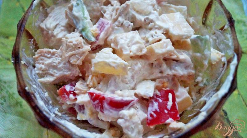 Фото приготовление рецепта: Салат с курицей и ананасами шаг №5