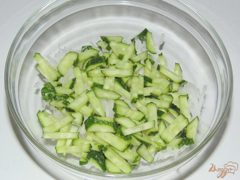 Фото приготовление рецепта: Салат из редиса и белой редьки с мангольдом и огурцом шаг №2
