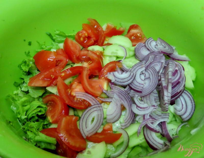 Фото приготовление рецепта: Салат из кресс салата, огурцов и помидоров шаг №4