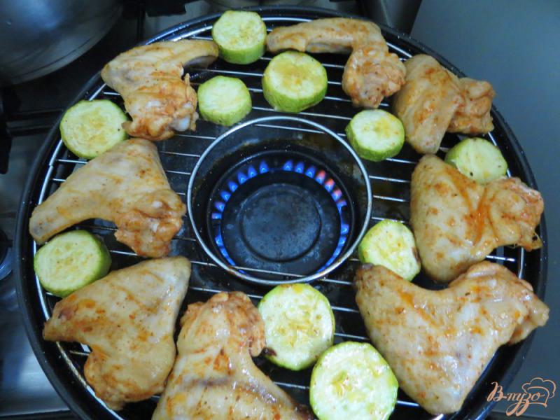Фото приготовление рецепта: Куриные крылья на сковороде гриль газ шаг №4