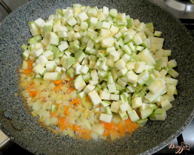 Фото приготовление рецепта: Суп с кабачками с молоком шаг №4
