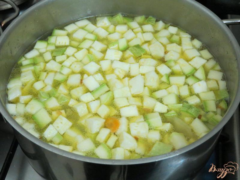 Фото приготовление рецепта: Суп с кабачками с молоком шаг №5