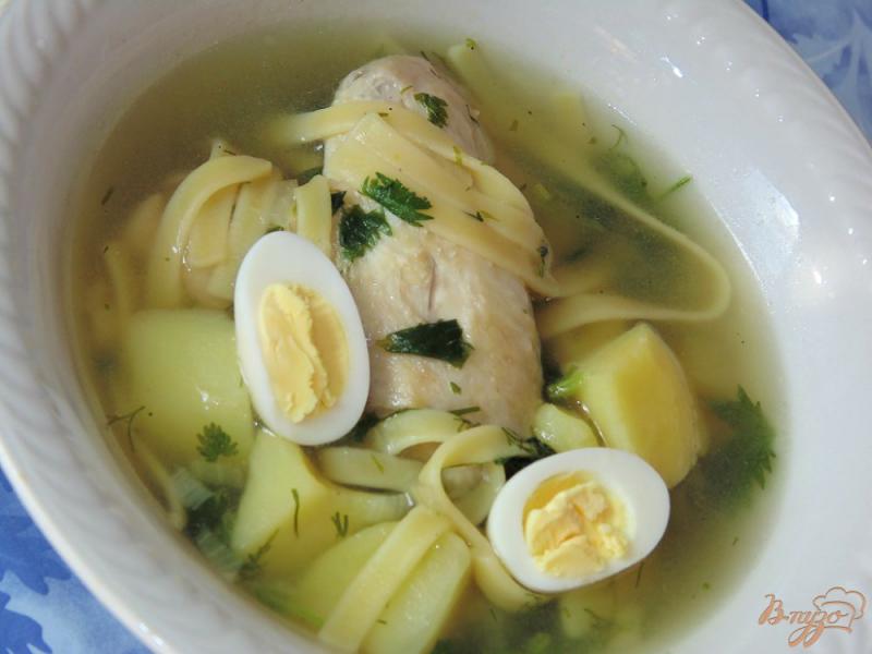 Фото приготовление рецепта: Суп с лапшой и крапивой шаг №7