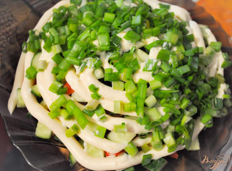 Фото приготовление рецепта: Салат с овощами и копченой курицей шаг №4
