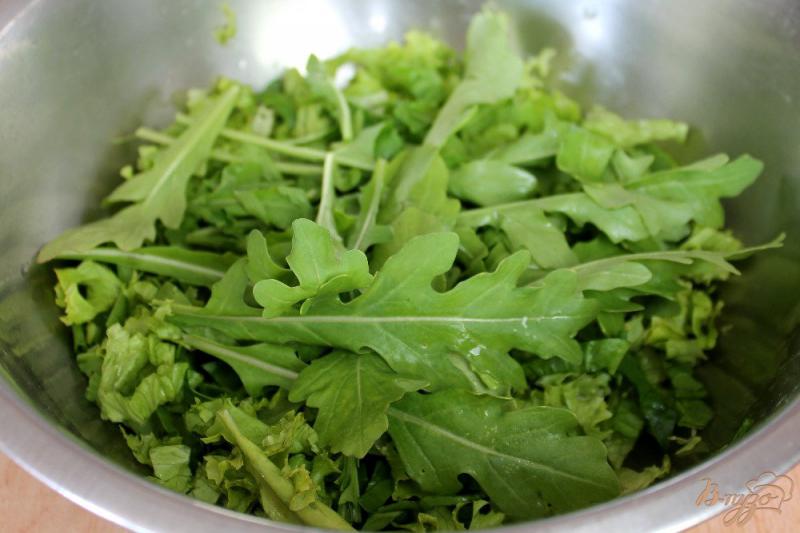 Фото приготовление рецепта: Зеленый салат с сыром сулугуни и яйцом шаг №3