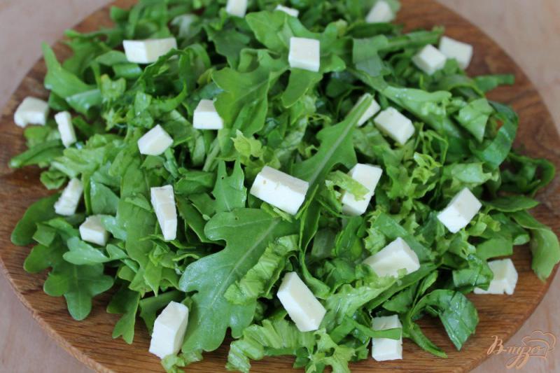 Фото приготовление рецепта: Зеленый салат с сыром сулугуни и яйцом шаг №4