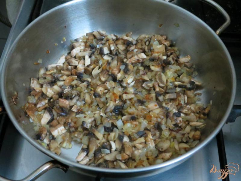 Фото приготовление рецепта: Котлеты с укропом и грибной начинкой шаг №5