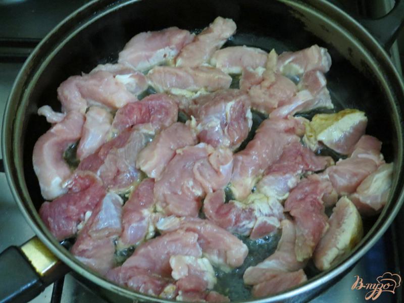 Фото приготовление рецепта: Свинина в луковом соусе шаг №5
