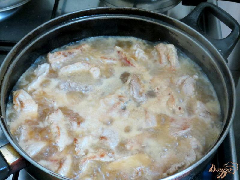 Фото приготовление рецепта: Свинина в луковом соусе шаг №8
