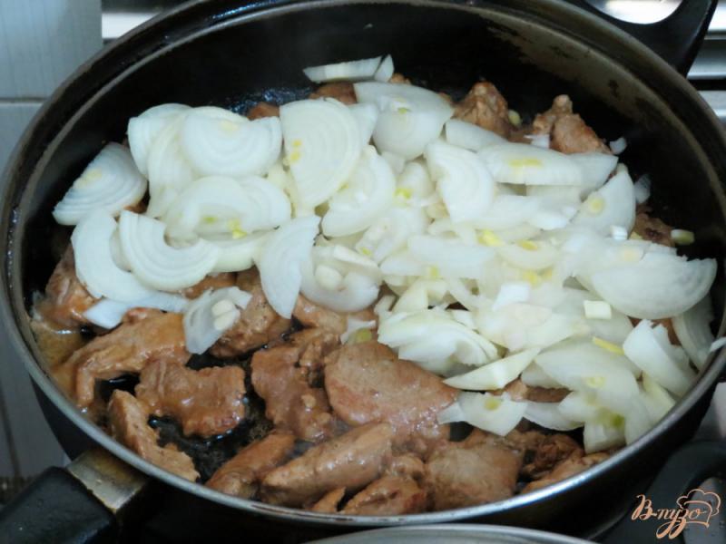 Фото приготовление рецепта: Свинина в луковом соусе шаг №10