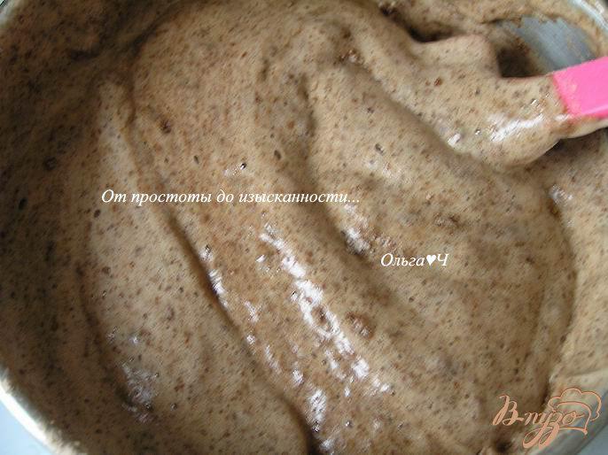 Фото приготовление рецепта: Шоколадный бисквитный рулет «Сладкое признание» шаг №11