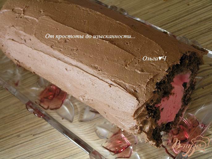 Фото приготовление рецепта: Шоколадный бисквитный рулет «Сладкое признание» шаг №16