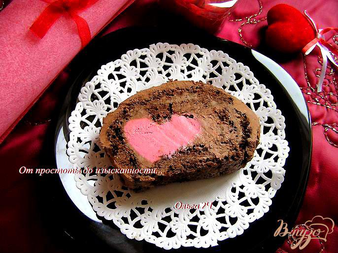 Фото приготовление рецепта: Шоколадный бисквитный рулет «Сладкое признание» шаг №17