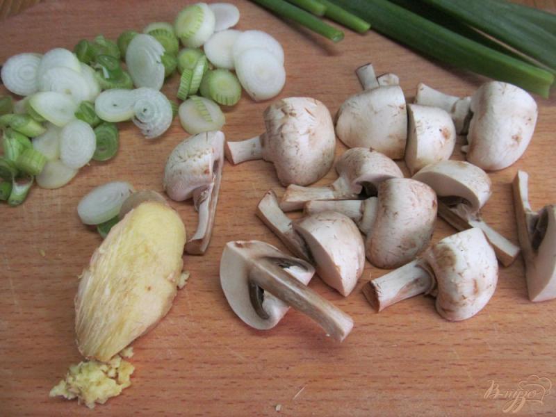 Фото приготовление рецепта: Яичный салат с грибами и имбирем шаг №2