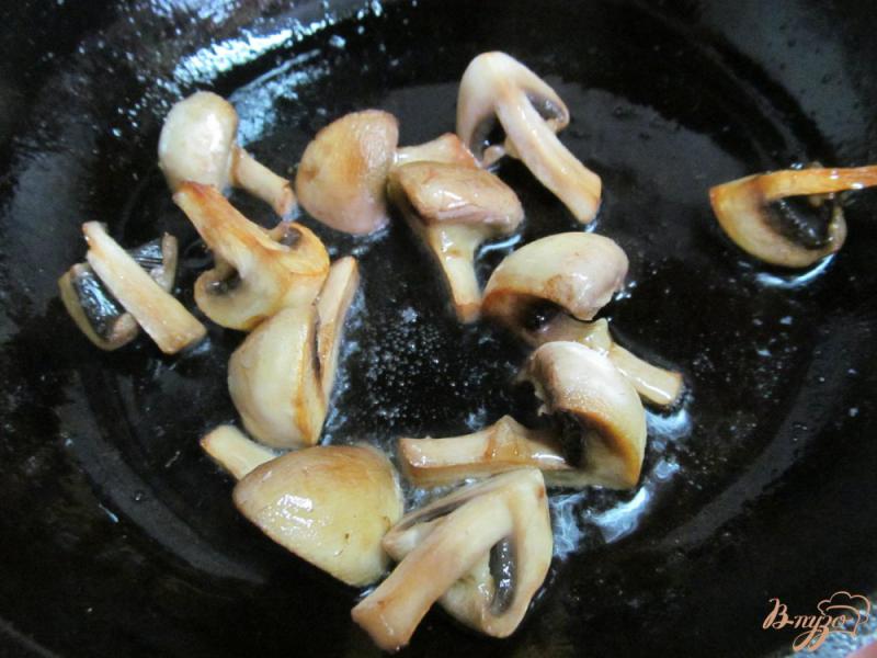 Фото приготовление рецепта: Яичный салат с грибами и имбирем шаг №3