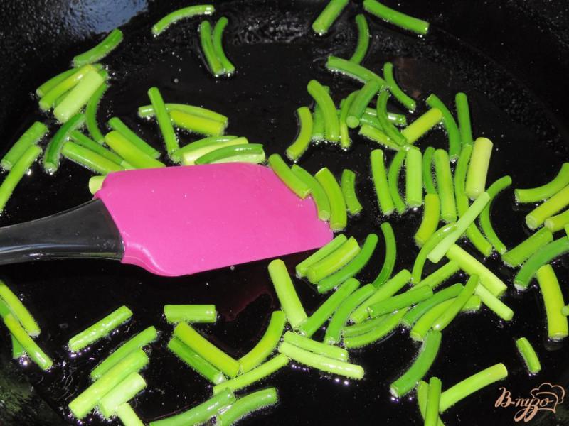 Фото приготовление рецепта: Капустный салат с чесночными стрелками шаг №3