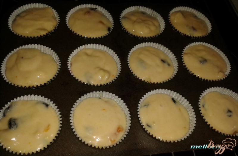 Фото приготовление рецепта: Грейпфрутовые кексы с апельсином, курагой и изюмом шаг №4