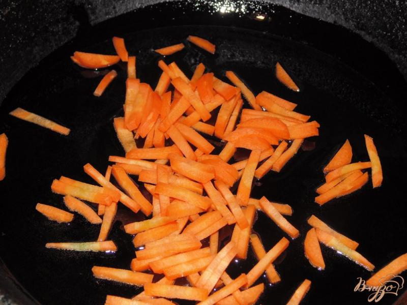 Фото приготовление рецепта: Макароны со стрелками чеснока и морковью шаг №3
