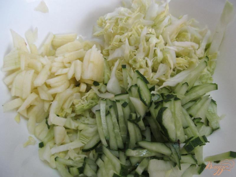 Фото приготовление рецепта: Капустный салат с соевым соусом шаг №2